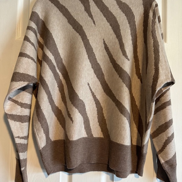 TAHARI Sweater Women's Beige Zebra Print Crew Neck Pullover Large - Picture 3 of 14